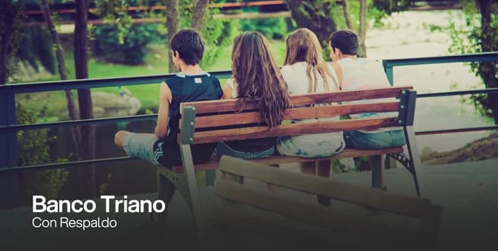 Banco de madera con respaldo para plazas y parques